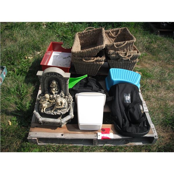 pallet lot - baskets, bag, décor items, etc.