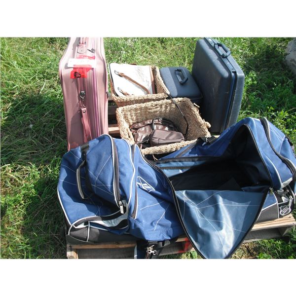 pallet lot - duffle bag, suitcases, purses, etc.