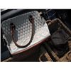 Image 3 : pallet lot - duffle bag, suitcases, purses, etc.