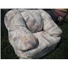 Image 3 : 2 sofa chairs - 1 reclines