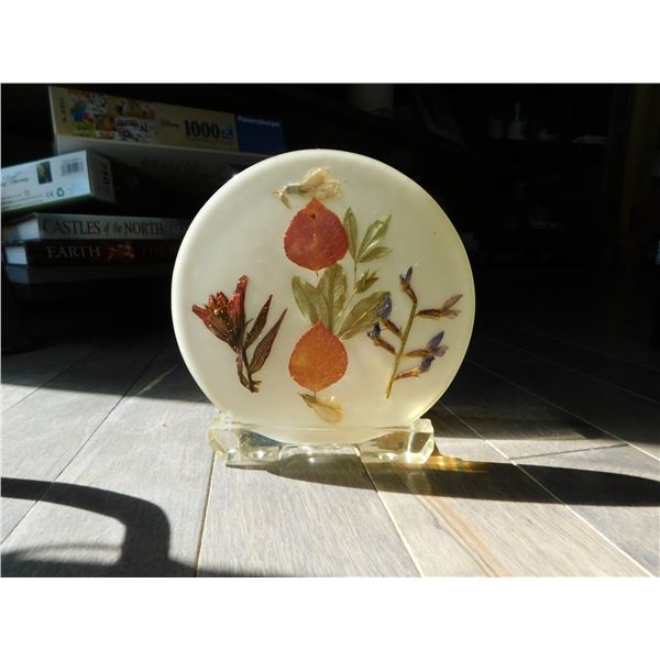 LUCITE NAPKIN HOLDER, WITH DRIED FLOWERS