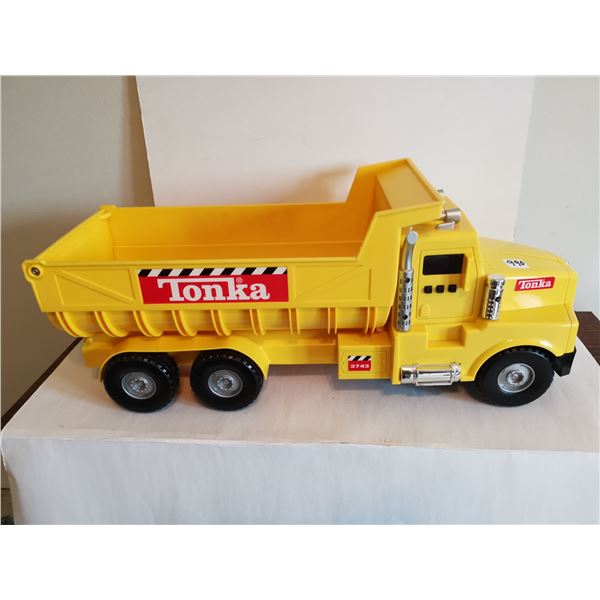 Tonka Toy Dump Truck, 22.5” – Very Good Condition