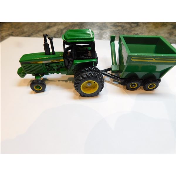 JOHN DEERE ERTL FARM TOYS