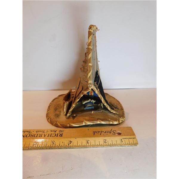 VINTAGE NATIVE AMERICAN SOUVENIR TEEPEE, OJIBWA CURVE LAKE RESERVE