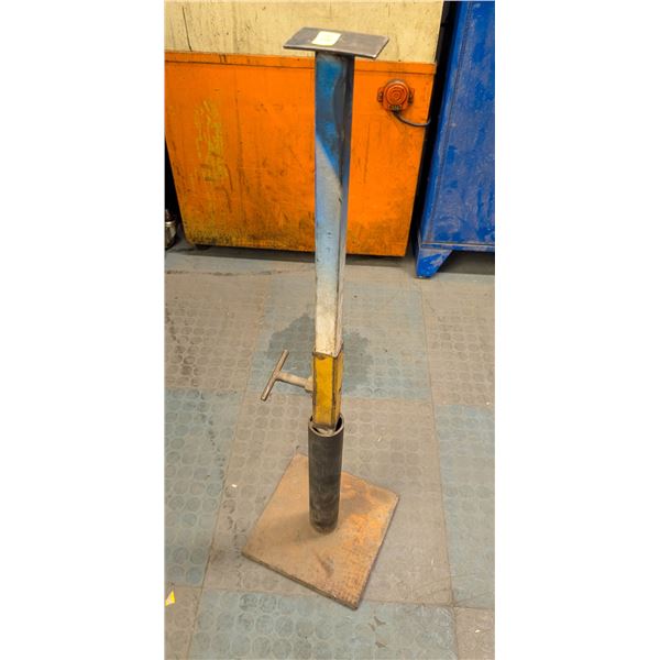 ADJUSTABLE METAL STAND