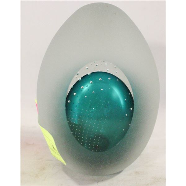 MATT GLASS EGG PAPERWEIGHT WITH BULLICANTE