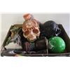Image 1 : COLLECTION OF SKULLS AND OTHER DÉCOR ACCENTS