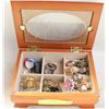 Image 1 : JEWLERY BOX FULL OF JEWLERY