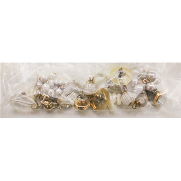 5 PAIRS OF GOLD TONE/LIGHT COLORED EARRINGS