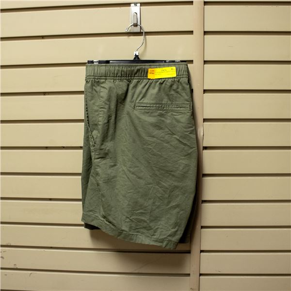 NEW GAP WOMEN'S GREEN CASUAL SHORT SIZE L
