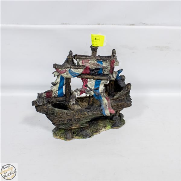 LARGE FISH TANK BOAT DÉCOR