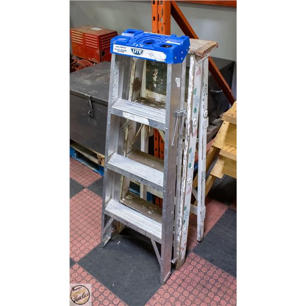2 LIGHT DUTY 4' LADDERS