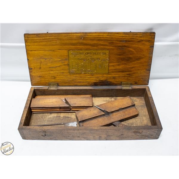WOODEN BOX WITH 2 WOOD PLANERS