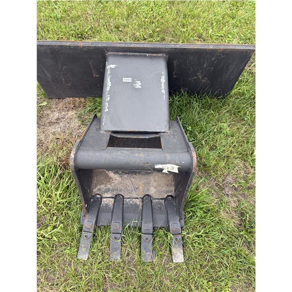 Skidsteer small toothed bucket
