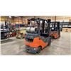 Image 2 : TOYOTA 8FGCU25 ORANGE 4,400 LBS CAPACITY 3 STAGE 189" MAST SOLID RUBBER TIRE SIT DOWN