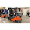 Image 3 : TOYOTA 8FGCU25 ORANGE 4,400 LBS CAPACITY 3 STAGE 189" MAST SOLID RUBBER TIRE SIT DOWN