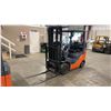 Image 4 : TOYOTA 8FGCU25 ORANGE 4,400 LBS CAPACITY 3 STAGE 189" MAST SOLID RUBBER TIRE SIT DOWN