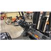 Image 7 : TOYOTA 8FGCU25 ORANGE 4,400 LBS CAPACITY 3 STAGE 189" MAST SOLID RUBBER TIRE SIT DOWN