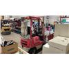 Image 3 : TOYOTA 40-3FG9 RED 1,500 LBS CAPACITY 2 STAGE 130" MAST SOLID RUBBER TIRE PROPANE SIT DOWN
