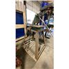Image 2 : AKHURST MACHINERY INDUSTRIAL HAND OPERATED NOTCHER *RIGHT SIDE OF BED HAS CRACK*