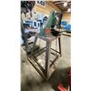 Image 4 : AKHURST MACHINERY INDUSTRIAL HAND OPERATED NOTCHER *RIGHT SIDE OF BED HAS CRACK*