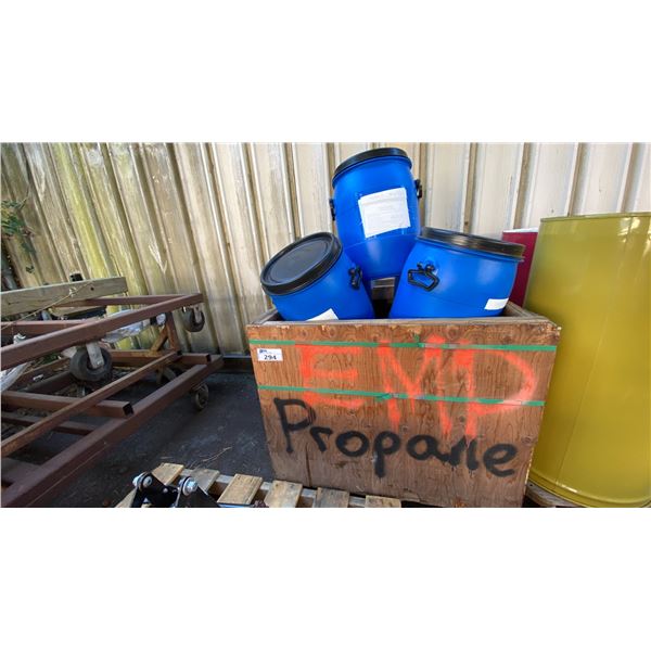 PALLET CRATE OF BLUE PLASTIC COMMERCIAL MINI TRANSPORT BARRELS WITH HANDLES / LIDS