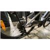 Image 3 : BOSCH MOUSTACHE 27 WHITE 10 SPEED FRONT SUSPENSION POWER ASSISTED E-BIKE WITH FULL DISC BRAKES