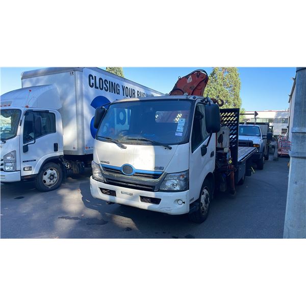2014 HINO 195H HYBRID, 2DR FLAT DECK, WHITE, VIN JHHHPM2H0EK001120,