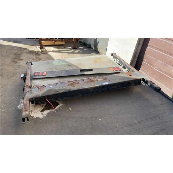 TOMMY GATE COMPANY TOMMY LIFT 93" ALUMINUM BED HYDRAULIC LIFT GATE- BED MEASURES APPROX 89" X 68"