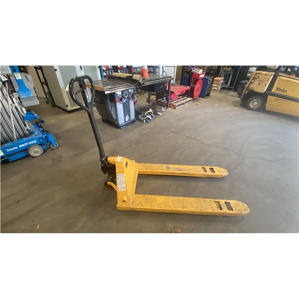 YELLOW 5500LB CAPACITY INDUSTRIAL PALLET JACK *WORKS, FOOT PEDAL NEEDS REPAIR*