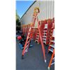 Image 2 : WERNER PODIUM 6' ORANGE CARBON FIBER INDUSTRIAL PLATFORM LADDER