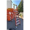 Image 2 : WERNER PODIUM 6' ORANGE CARBON FIBER INDUSTRIAL PLATFORM LADDER