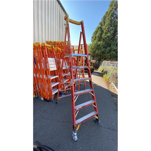 WERNER PODIUM 6' ORANGE CARBON FIBER INDUSTRIAL PLATFORM LADDER