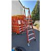 Image 2 : WERNER PODIUM 6' ORANGE CARBON FIBER INDUSTRIAL PLATFORM LADDER