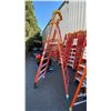 Image 2 : WERNER PODIUM 6' ORANGE CARBON FIBER INDUSTRIAL PLATFORM LADDER