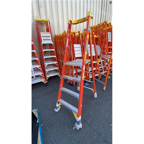 WERNER PODIUM 4' ORANGE CARBON FIBER INDUSTRIAL PLATFORM LADDER