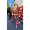 Image 2 : WERNER PODIUM 4' ORANGE CARBON FIBER INDUSTRIAL PLATFORM LADDER