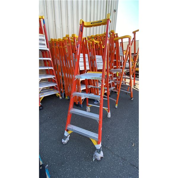 WERNER PODIUM 4' ORANGE CARBON FIBER INDUSTRIAL PLATFORM LADDER