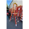 Image 2 : WERNER PODIUM 4' ORANGE CARBON FIBER INDUSTRIAL PLATFORM LADDER