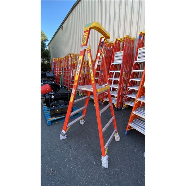 WERNER PODIUM 4' ORANGE CARBON FIBER INDUSTRIAL PLATFORM LADDER
