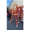 Image 1 : WERNER PODIUM 4' ORANGE CARBON FIBER INDUSTRIAL PLATFORM LADDER