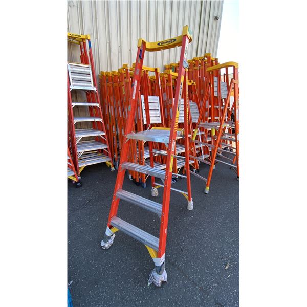 WERNER PODIUM 4' ORANGE CARBON FIBER INDUSTRIAL PLATFORM LADDER