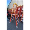 Image 2 : WERNER PODIUM 4' ORANGE CARBON FIBER INDUSTRIAL PLATFORM LADDER