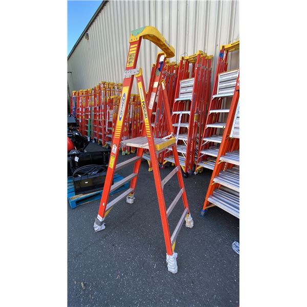 WERNER PODIUM 4' ORANGE CARBON FIBER INDUSTRIAL PLATFORM LADDER