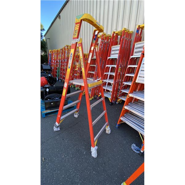 WERNER PODIUM 4' ORANGE CARBON FIBER INDUSTRIAL PLATFORM LADDER