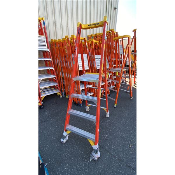 WERNER PODIUM 4' ORANGE CARBON FIBER INDUSTRIAL PLATFORM LADDER
