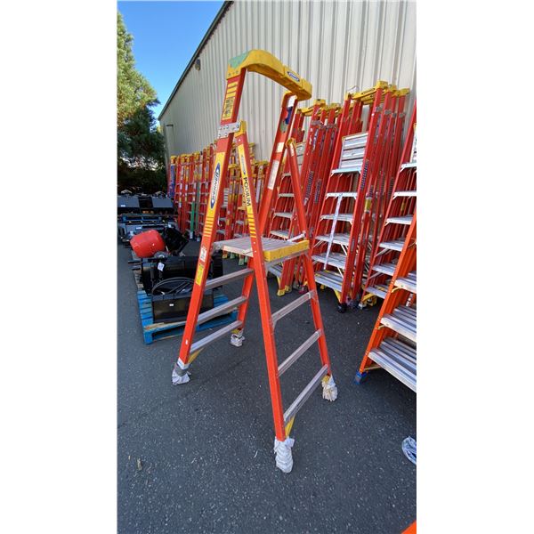 WERNER PODIUM 4' ORANGE CARBON FIBER INDUSTRIAL PLATFORM LADDER