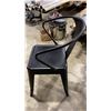 Image 3 : 4 METAL CURVED BACK MODERN CAFE CHAIRS