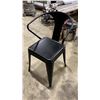 Image 2 : 4 METAL CURVED BACK MODERN CAFE CHAIRS