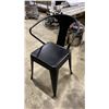 Image 2 : 4 METAL CURVED BACK MODERN CAFE CHAIRS